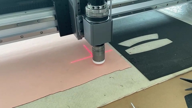 藍球皮革切割機